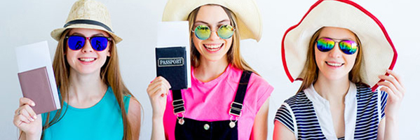 Junge Frauen verreisen mit TopTravel Reisegutscheinen