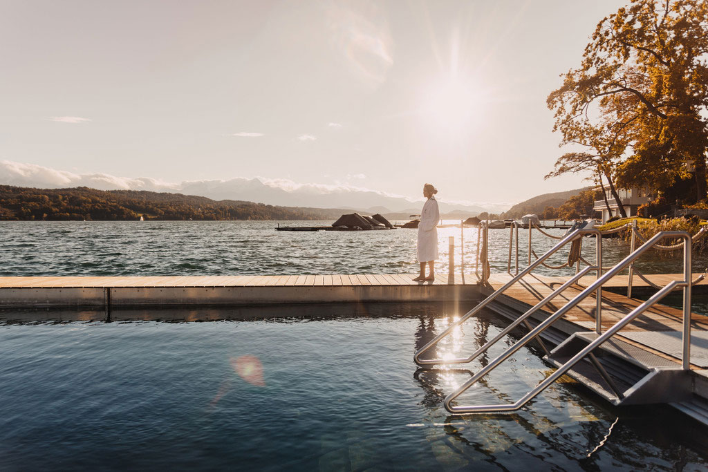 Hotel-Schloss-Seefels-Dame-am-beheizten-Seebad-Woerthersee_Daniel-Waschnig-Photography